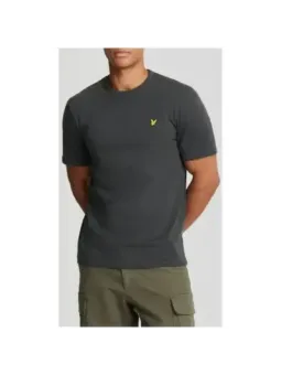 Mann trägt graues Lyle & Scott T-Shirt