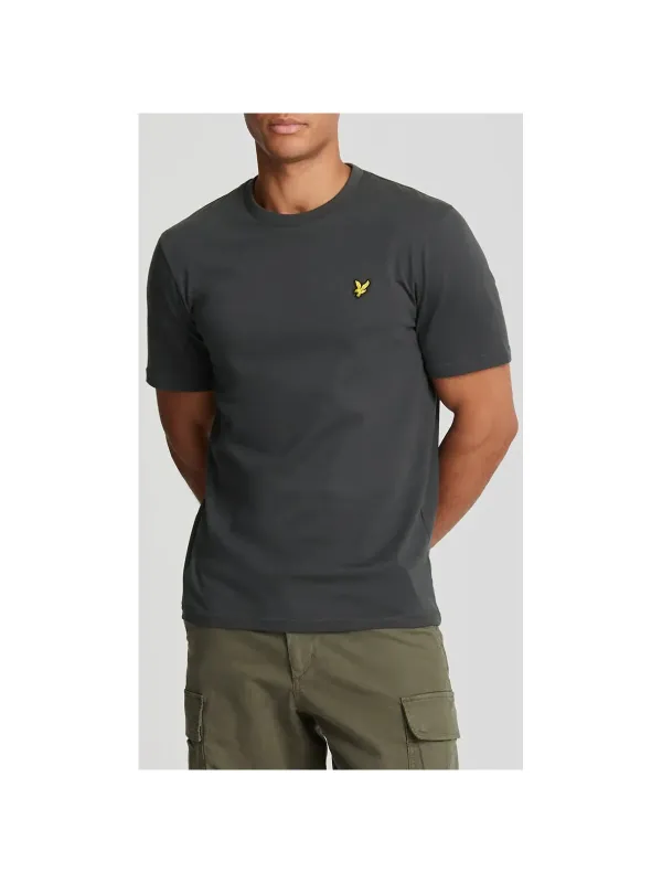 Mann trägt graues Lyle & Scott T-Shirt