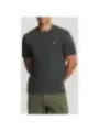 Mann trägt graues Lyle & Scott T-Shirt