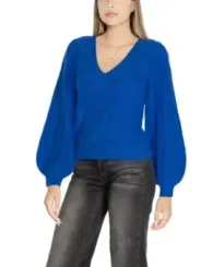 Blauer Pullover mit Puffärmeln