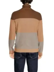 Mann trägt farbblockierten Hamaki-Pullover