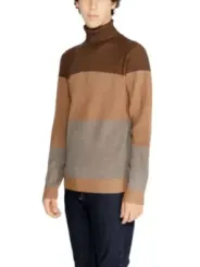 Brauner, grauer, beiger Halbwollpullover