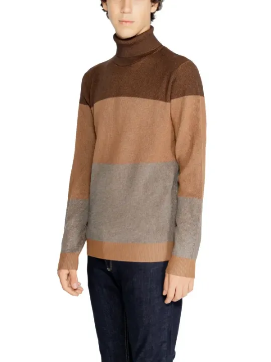 Brauner, grauer, beiger Halbwollpullover