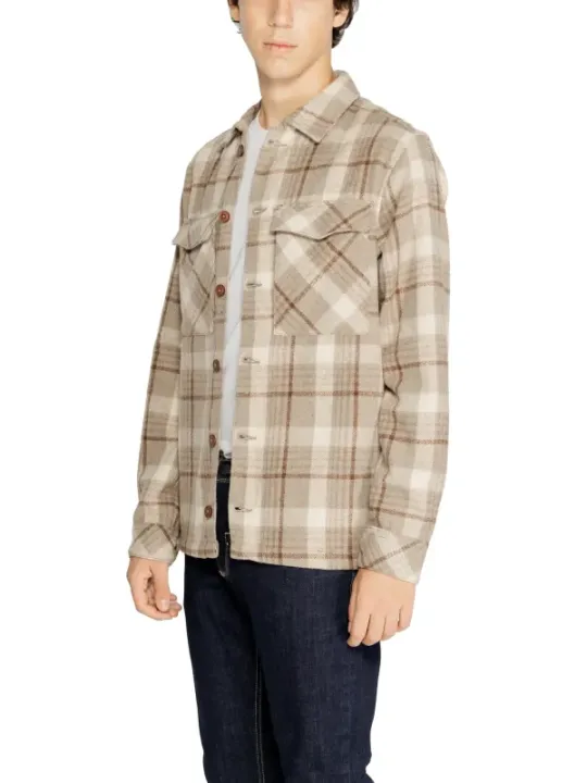 Beiges weißes Flanellhemd mit Jeans