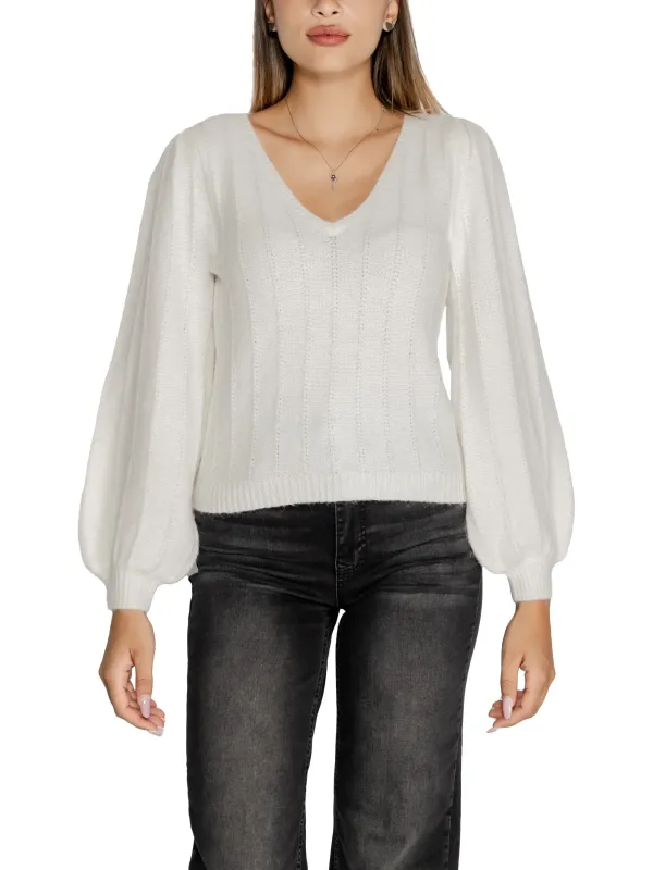Weißer Strickpullover mit V-Ausschnitt