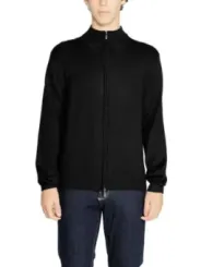 Junge in schwarzer Kapuzenjacke