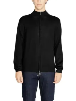 Junge in schwarzer Kapuzenjacke