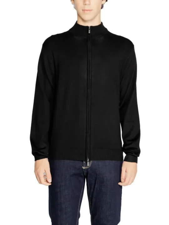 Junge in schwarzer Kapuzenjacke