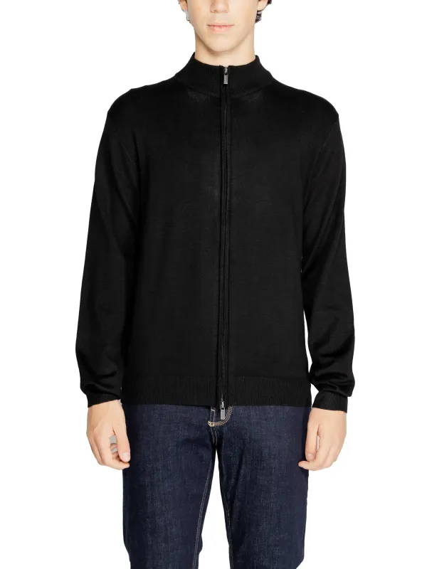 Junge in schwarzer Kapuzenjacke