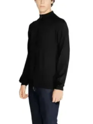 Dunkelblaue Manschetten, hoher Rollkragenpullover