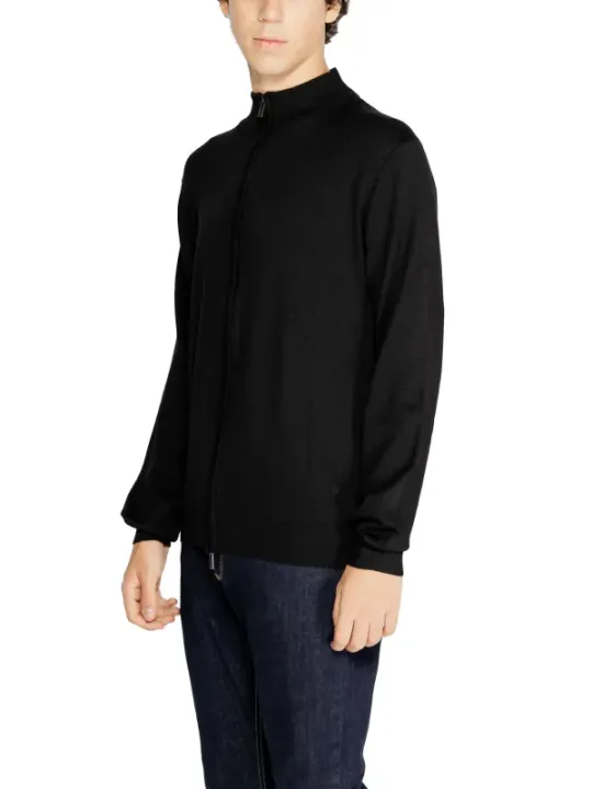 Dunkelblaue Manschetten, hoher Rollkragenpullover