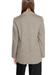 Frau trägt kariertes Blazer-Jacke