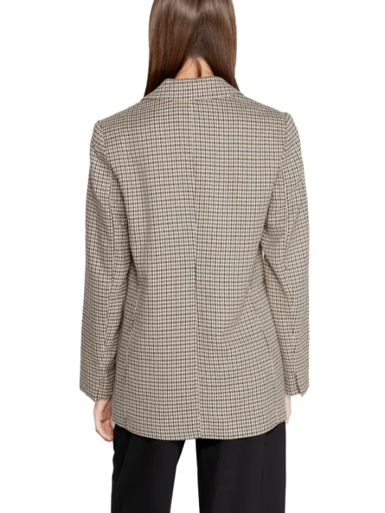 Frau trägt kariertes Blazer-Jacke