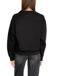 Schwarzer Pullover, lässiger Rückenausschnitt