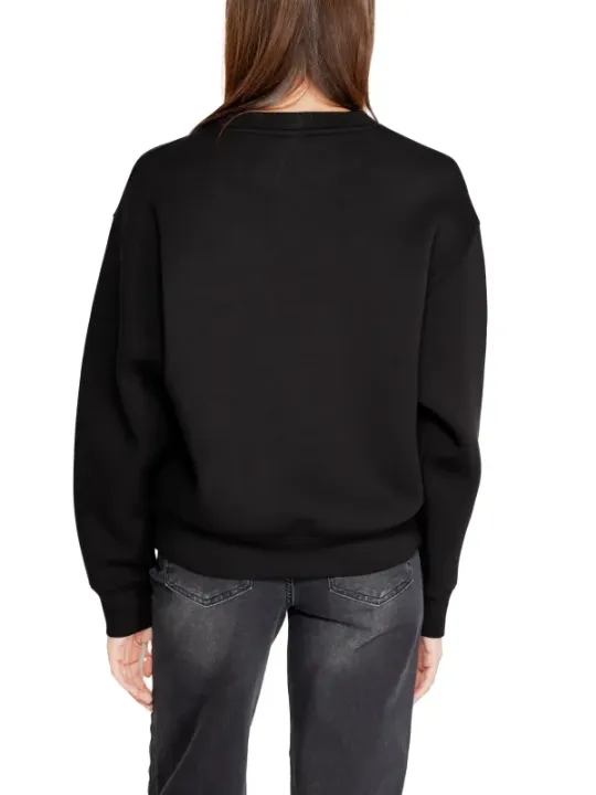 Schwarzer Pullover, lässiger Rückenausschnitt