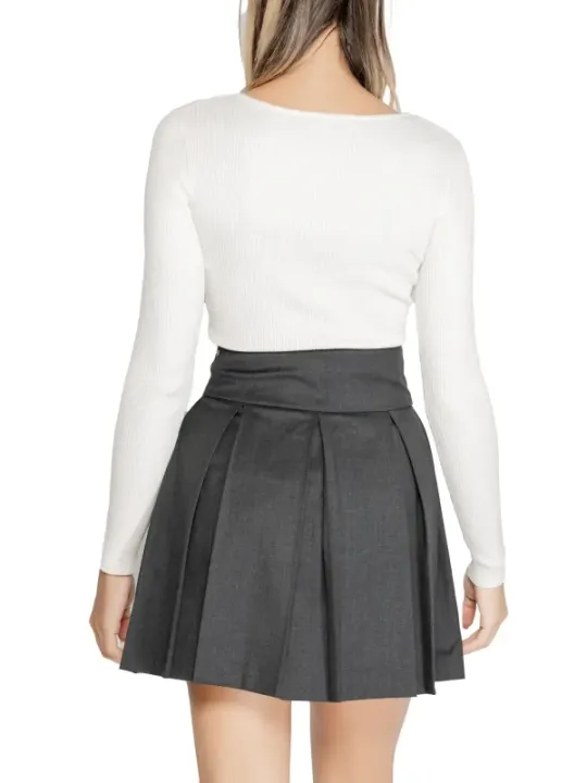 Plissierter Rock mit weißem Oberteil