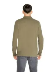 Mann trägt grünes Poloshirt und Jeans