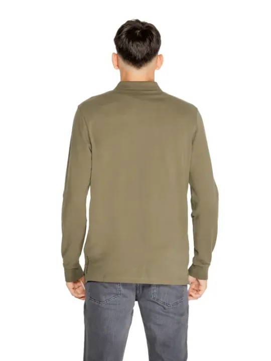 Mann trägt grünes Poloshirt und Jeans