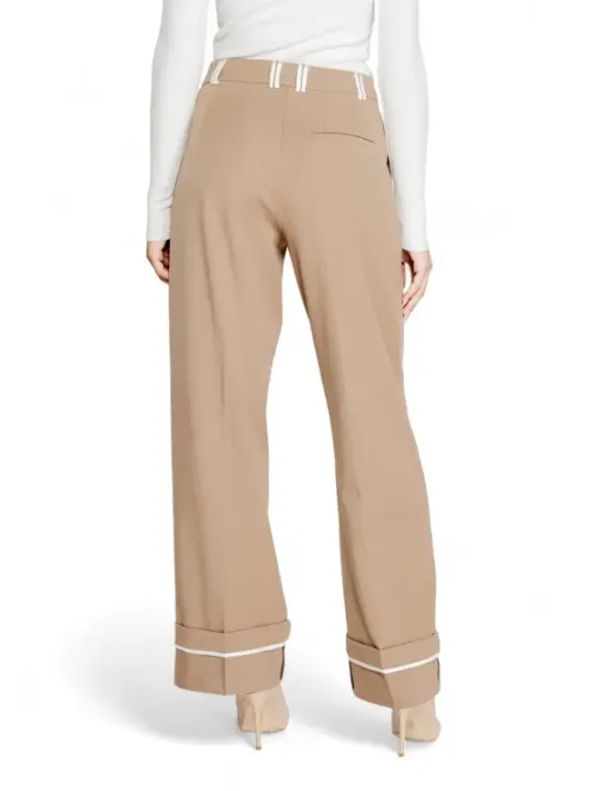 Weiße Hosen mit hohem Bund