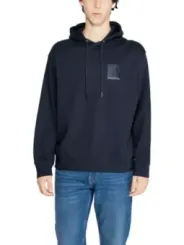 Mann trägt grauen Armani Exchange Hoodie