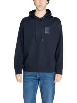 Mann trägt grauen Armani Exchange Hoodie