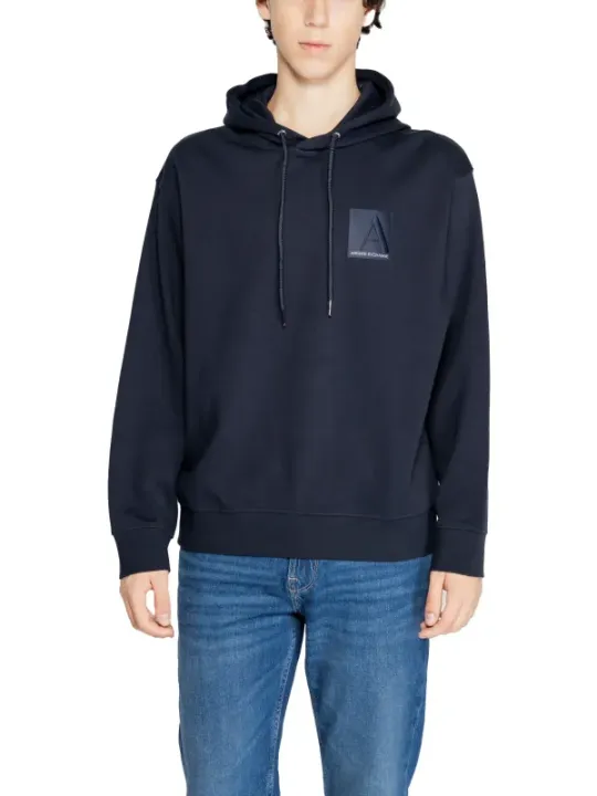 Mann trägt grauen Armani Exchange Hoodie