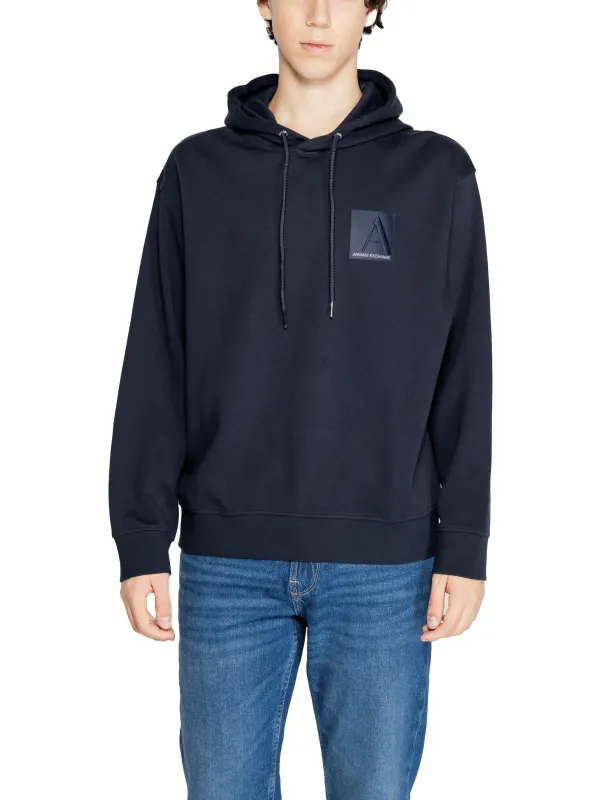 Mann trägt grauen Armani Exchange Hoodie