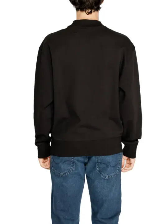Mann trägt schwarzes Calvin Klein Sweatshirt