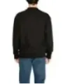 Mann trägt schwarzes Calvin Klein Sweatshirt