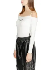 Weißes Top mit schwarzem Rock