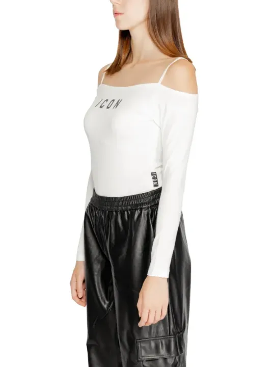 Weißes Top mit schwarzem Rock