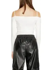 Weißes Top mit schwarzen Lederhosen