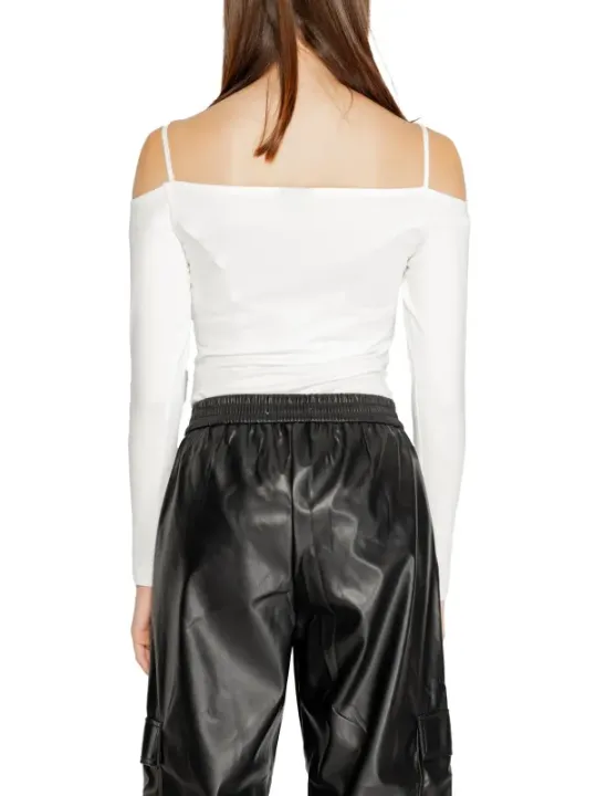 Weißes Top mit schwarzen Lederhosen