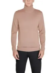 Tan Rollkragenpullover schwarze Hose