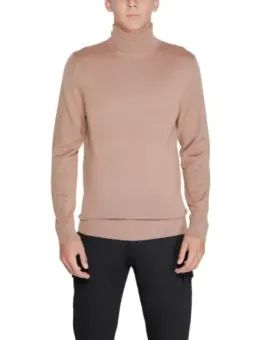 Tan Rollkragenpullover schwarze Hose