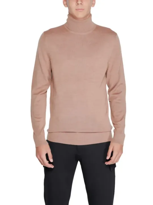 Tan Rollkragenpullover schwarze Hose