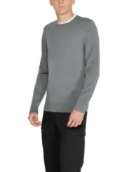 Grauer Strickpullover mit Cargohose