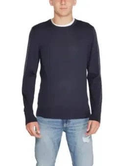 Mann trägt grauen Calvin Klein Pullover
