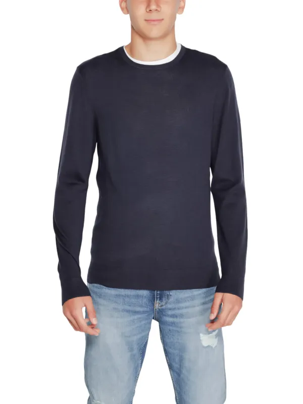 Mann trägt grauen Calvin Klein Pullover