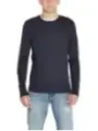 Mann trägt grauen Calvin Klein Pullover