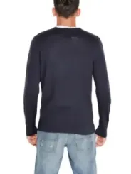 Mann trägt Calvin Klein Pullover
