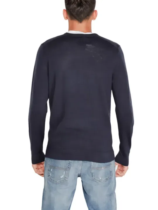 Mann trägt Calvin Klein Pullover