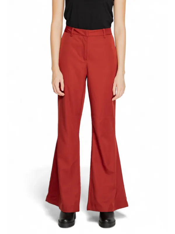 Rote Schlaghosen mit hohem Bund