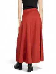 Roter, plissierter Rock mit Schlitz