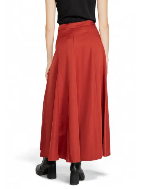 Roter, plissierter Rock mit Schlitz