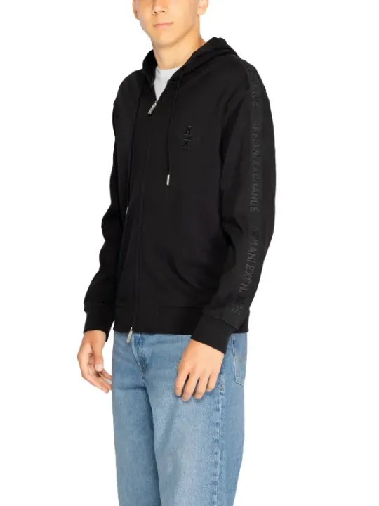 Mann trägt schwarzes Armani Exchange Hoodie