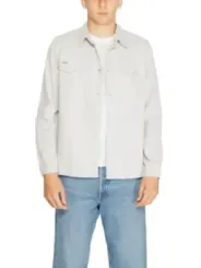 Mann trägt Antony Morato Hemd