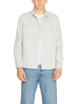 Mann trägt Antony Morato Hemd