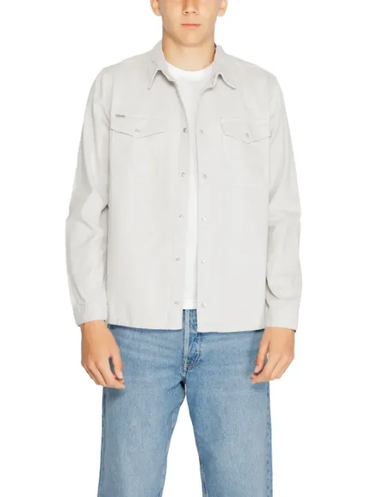 Mann trägt Antony Morato Hemd