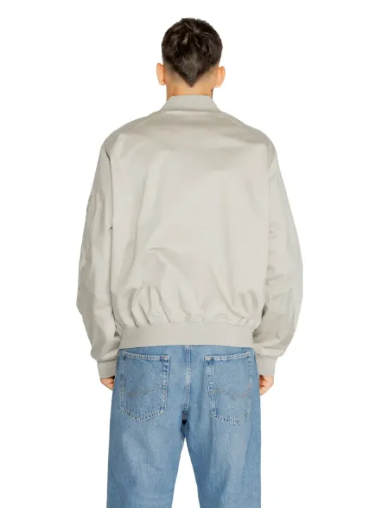 Beige Bomberjacke mit Jeans